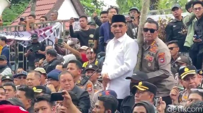 Ketua DPRD Kalsel Supian HK temui massa aksi di Banjarmasin.
