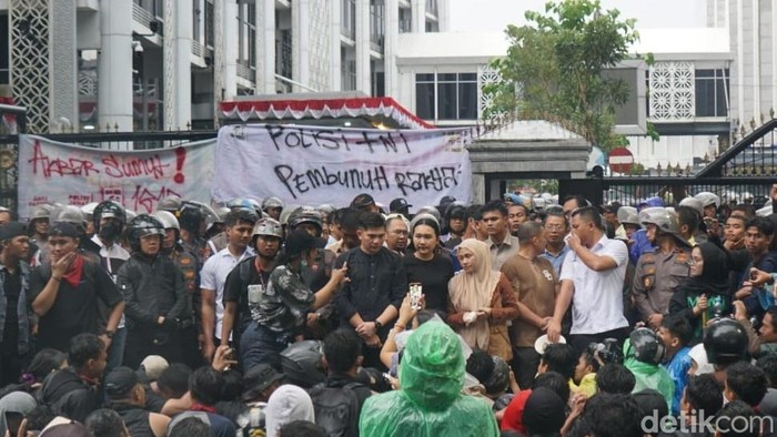 Ketua DPRD Sumut Erni Ariyanti menemui massa aksi Akbar Sumut. (Nizar Aldi/detikSumut)