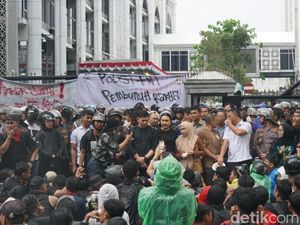 Temui Massa Aksi, Ketua DPRD Sumut Minta Maaf
