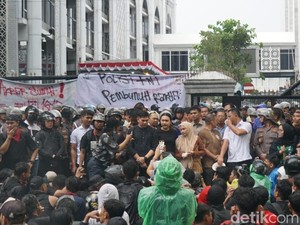 Temui Massa Aksi, Ketua DPRD Sumut Minta Maaf