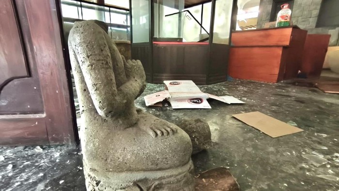 Petugas memindahkan koleksi Museum Bagawanta Bari ke lokasi aman setelah bangunan rusak akibat kerusuhan. Beberapa artefak bersejarah sempat hilang.