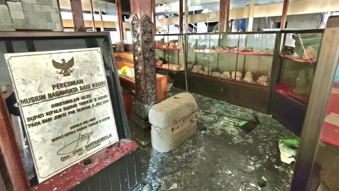 Petugas memindahkan koleksi Museum Bagawanta Bari ke lokasi aman setelah bangunan rusak akibat kerusuhan. Beberapa artefak bersejarah sempat hilang.