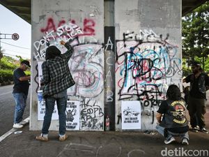 Komunitas Motor Bandung Bersihkan Coretan Vandalisme Pascademo Ricuh
