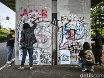 Komunitas Motor Bandung Bersihkan Coretan Vandalisme Pascademo Ricuh