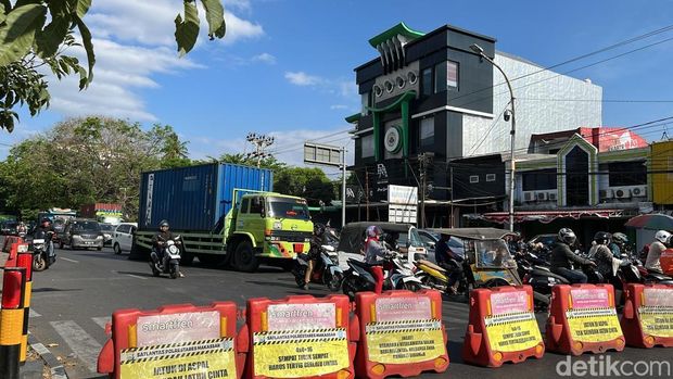Kondisi arus lalu lintas saat demo di pertigaan Jalan Sultan Alauddin-Jalan AP Pettarani Makassar.