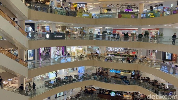 Kondisi di salah satu mal kawasan pusat Kota Surabaya, Tunjungan Plaza