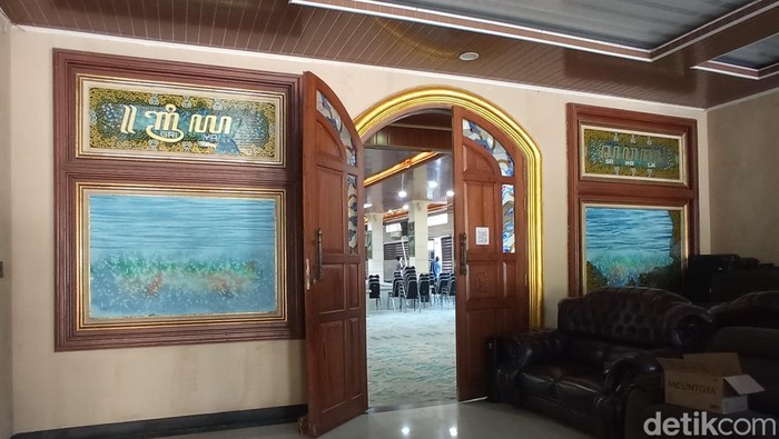 Kondisi lukisan di gedung DPRD Kota Cirebon yang rusak