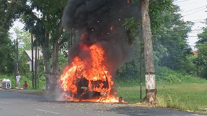 Kondisi mobil bak terbuka yang ludes terbakar di jalan raya Banyumas-Purbalingga, Desa Sokaraja Wetan, Kecamatan Sokaraja, Senin (1/9/2025).