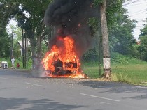 Mobil Pikap Ludes Terbakar di Jalan Raya Sokaraja Banyumas