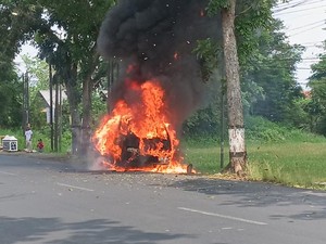 Mobil Pikap Ludes Terbakar di Jalan Raya Sokaraja Banyumas