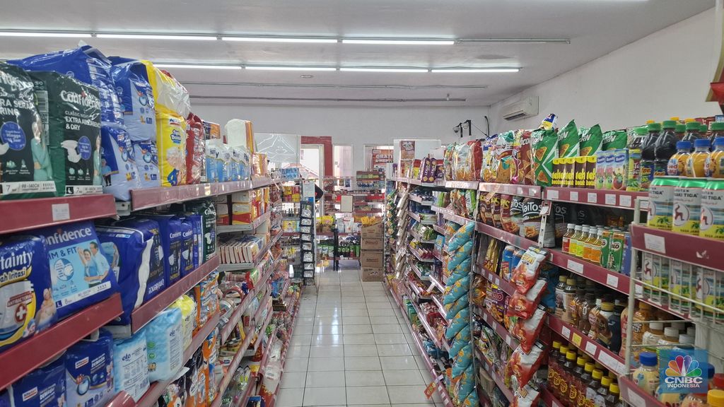 Kondisi peritel modern tampak lengang masih berjalan normal dan tidak ada fenomena panic buying. (CNBC Indonesia/Chandra Dwi Pranata)