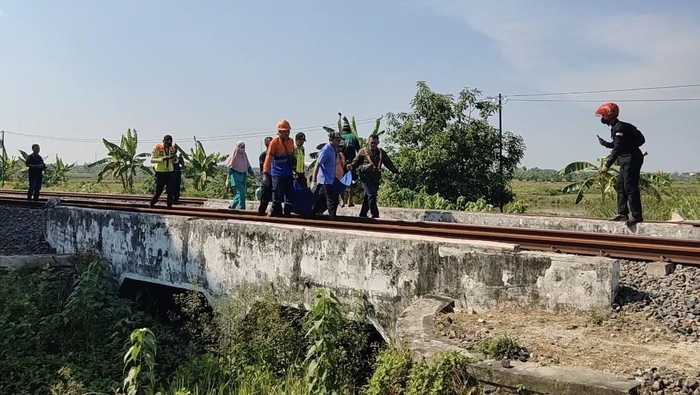 Korban tertabrak kereta api di Lamongan