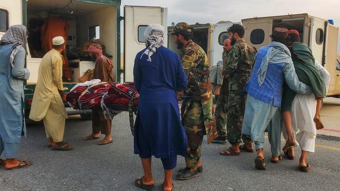 People carry an earthquake victim on a stretcher to an ambulance at an airport in Jalalabad, Afghanistan, September 1, 2025. REUTERS/Stringer Purchase Licensing Rights