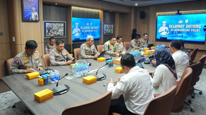 Korlantas Polri bersama Kemenhub, Jaga Marga hingga KemenPU menggelar rapat kerja. (Dok. ist)