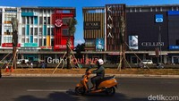 Jalan-jalan utama yang sempat ditutup kini kembali bisa dilalui kendaraan. Toko-toko mulai buka, dan aktivitas warga perlahan kembali seperti biasa. 