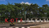 Namun, bentrokan sempat terjadi ketika aparat berusaha membubarkan massa dengan gas air mata. Kondisi tersebut membuat suasana kota mencekam hingga menjelang tengah malam.  