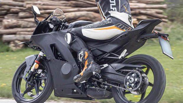 KTM diduga sedang menguji coba motor sport fairing baru menggunakan basis motor China QJMotor