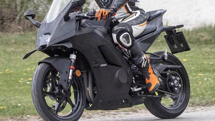 KTM diduga sedang menguji coba motor sport fairing baru menggunakan basis motor China QJMotor