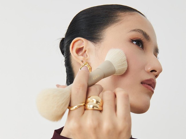 Aeris Beaute merilis The Signature Dual-Sided Brush Set.