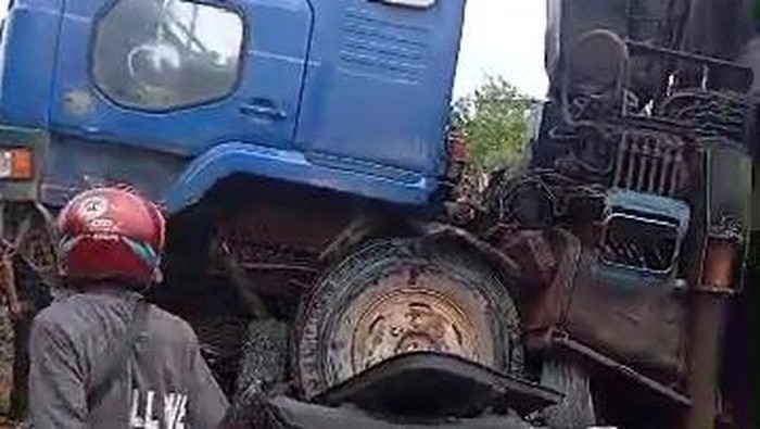 Laka lantas di Batam, truk timpa mobil dan sepeda motor di Simpang Tiban Vitka, Batam. (dok. Istimewa)