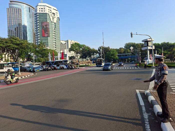 Lalu lintas di lampu merah Bundaran Patung Kuda Monas Jakarta Pusat mengarah Kebon Sirih dan sebaliknya terpantau lancar.