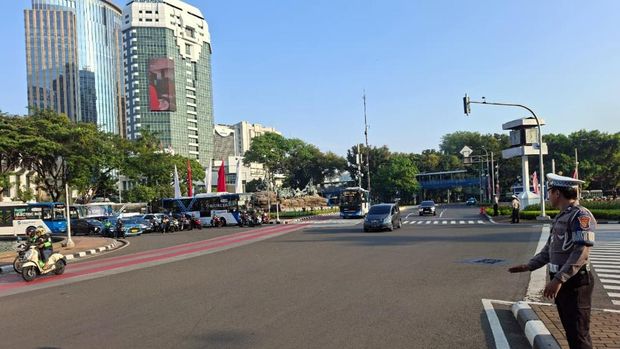 Lalu lintas di lampu merah Bundaran Patung Kuda Monas Jakarta Pusat mengarah Kebon Sirih dan sebaliknya terpantau lancar.