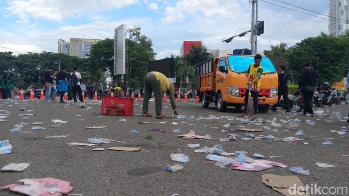 Lautan sampah tertinggal pascaaksi 1 September di Palembang.