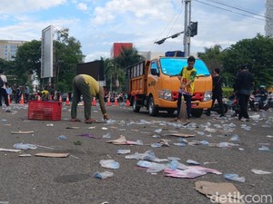 Sampah yang Tertinggal dari Aksi Mahasiswa di Palembang