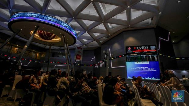 Layar menampilkan pergerakan Indeks Harga Saham Gabungan (IHSG) di Kantor Bursa Efek Indonesia (BEI), Jakarta, Senin (1/9/2025). (CNBC Indonesia/Faisal Rahman)