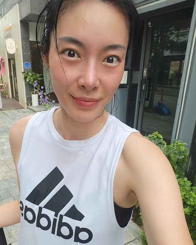 Aku dulu top model sekarang aku bekerja di restoran. Aku bukan bos, ak pegawainya. Tidak apa-apa jika kehidupan berubah. Aku hidup seperti in jadi ayo semangat, tulisnya dalam salah satu video. Foto: Instagram @leekimodel