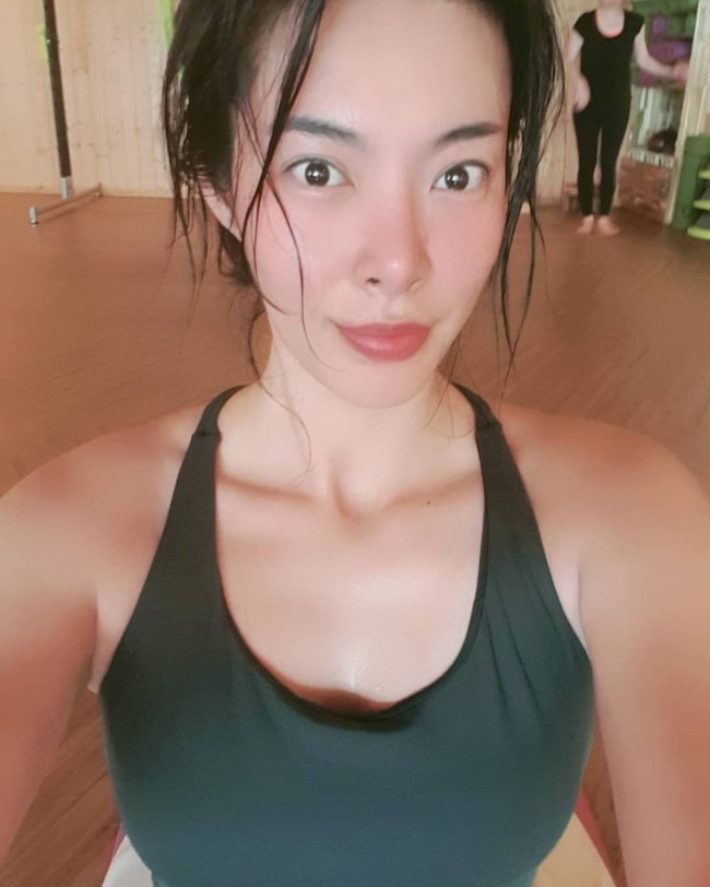 Dari panggung yang glamour hingga bekerja di restoran, arah kehidupan bisa berubah untuk semua orang. Apa yang penting adalah punya keberanian untuk hidup jujur dengan diri sendiri dalam peran apapun, kata Lee Ki Yong selagi menyemangati follower. Foto: Instagram @leekimodel