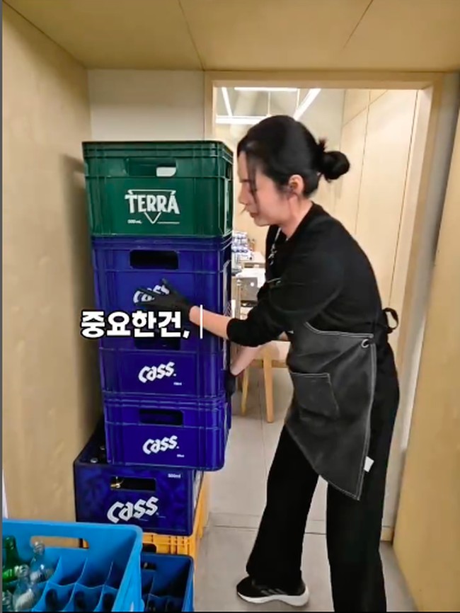 Dalam postingan yang viral, ia menampilkan transformasinya yang dulu pernah menghadiri sebuah festival film dan tampil glamour mengenakan gaun hitam. Tapi kemudian postingan itu memperlihatkan kehidupannya sekarang ketika menjalani berbagai tugas di restoran tempatnya bekerja dengan apron dan gaya sederhana. Foto: Instagram @leekimodel