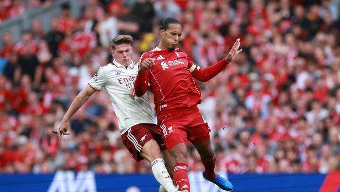 Soccer Football - Premier League - Liverpool v Arsenal - Anfield, Liverpool, Britain - August 31, 2025 Arsenals Viktor Gyokeres in action with Liverpools Virgil van Dijk REUTERS/Phil Noble EDITORIAL USE ONLY. NO USE WITH UNAUTHORIZED AUDIO, VIDEO, DATA, FIXTURE LISTS, CLUB/LEAGUE LOGOS OR LIVE SERVICES. ONLINE IN-MATCH USE LIMITED TO 120 IMAGES, NO VIDEO EMULATION. NO USE IN BETTING, GAMES OR SINGLE CLUB/LEAGUE/PLAYER PUBLICATIONS. PLEASE CONTACT YOUR ACCOUNT REPRESENTATIVE FOR FURTHER DETAILS..