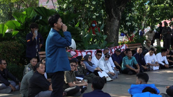 M Saleh menemui massa mahasiswa Semarang Raya di Simpang Lima Semarang, Senin (1/9/2025).