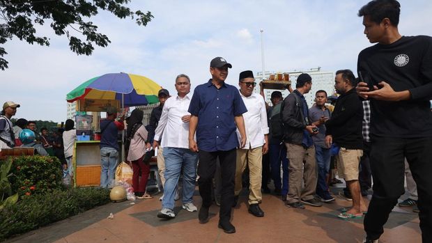 M Saleh menemui massa mahasiswa Semarang Raya di Simpang Lima Semarang, Senin (1/9/2025).