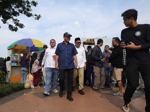 M Saleh menemui massa mahasiswa Semarang Raya di Simpang Lima Semarang, Senin (1/9/2025).