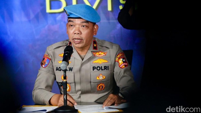 Karowabprof Divpropam Polri, Brigjen Agus Wijayantosaat didampingi Karo Penmas Divisi Humas Polri Brigjen Trunoyudo Wisnu Andiko memberikan pernyataan terkait perkembangan kasus pelindasan Affan oleh anggota Brimob, Jakarta, Senin (1/9/2025).