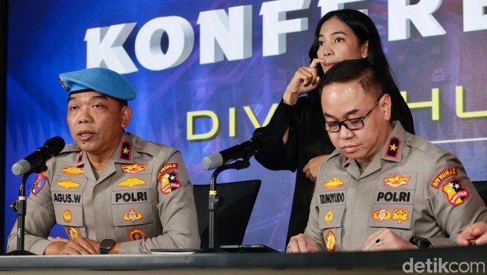 Mabes Polri Update Perkembangan Pelaku Pelindas Affan Karowabprof Divpropam Polri, Brigjen Agus Wijayantosaat didampingi Karo Penmas Divisi Humas Polri Brigjen Trunoyudo Wisnu Andiko memberikan pernyataan terkait perkembangan kasus pelindasan Affan oleh anggota Brimob, Jakarta, Senin (1/9/2025).