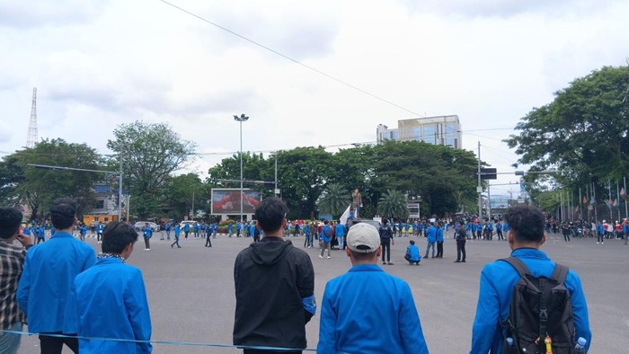 Mahasiswa beraksi di Simpang 5 DPRD Sumsel