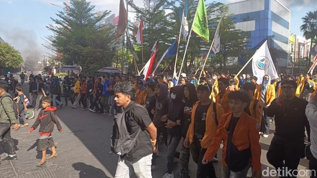 Mahasiswa dari Universitas Negeri Makassar (UNM) bergerak ke kawasan flyover Jalan Urip Sumoharjo Makassar untuk berunjuk rasa.