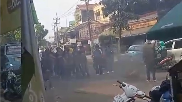 Mahasiswa demo di depan UIN Jakarta tuntut kasus Affan Kurniawan.