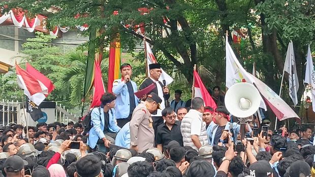 Mahasiswa demo DPRD Riau, menuntut penghapusan tunjangan DPR, Senin (1/9/2025). Massa ditemui Ketua DPRD Riau Kaderisman.