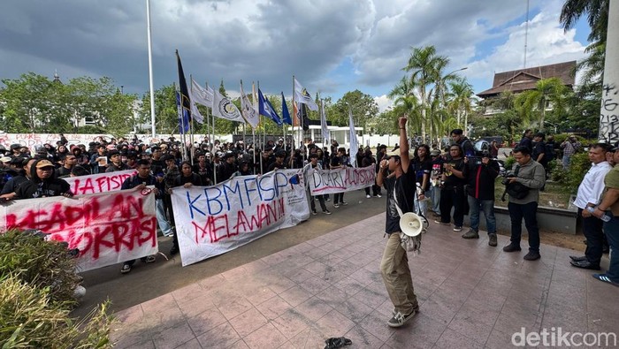 Mahasiswa FISIP Untan beraksi di depan DPRD Kalbar.