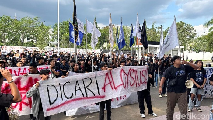 Mahasiswa FISIP Untan menggelar aksi di depan DPRD Kalbar.