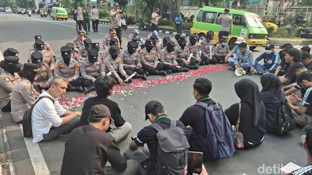 Mahasiswa gelar aksi damai di depan Istana Bogor, Senin (1/9/2025).