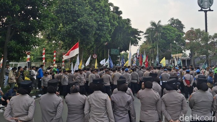 Mahasiswa gelar aksi damai di depan Istana Bogor, Senin (1/9/2025).