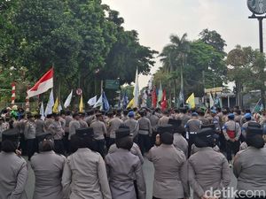 Mahasiswa Gelar Aksi Damai di Depan Istana Bogor, Bagi Bunga dan Doa Bersama