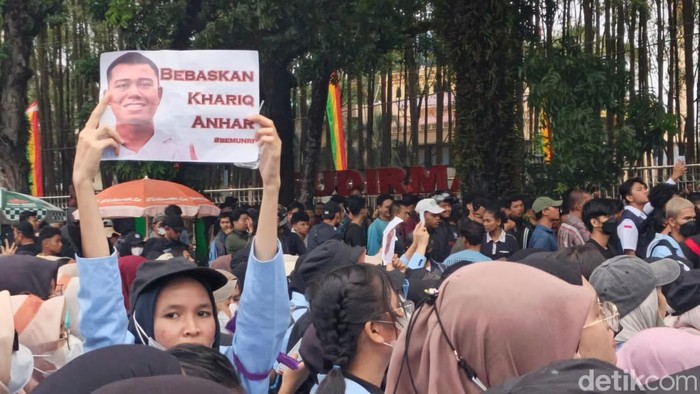 Mahasiswa membawa poster Khariq Anhar minta dibebaskan (Raja Adil/detikcom)