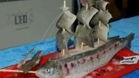 Kreasi penyajian ikan satu ini juga sama sekali tak menggugah selera. Alih-alih terlihat segar dan cantik, ikan tersebut dibentuk menyerupai kapal yang berlayar. Foto: boredpanda