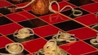 Sajian spaghetti dan bola-bola daging ini juga tampak gagal, karena disajikan di atas papan catur dan disusun asal-asalan. Foto: boredpanda